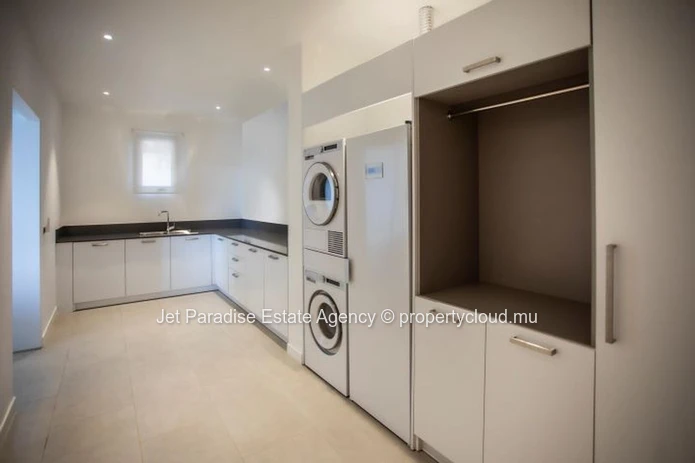 Villa à vendre à Tamarin, 1331m² habitables, 2500m² de terrain, 5 chambres, vue montagne, piscine, haute efficience é...