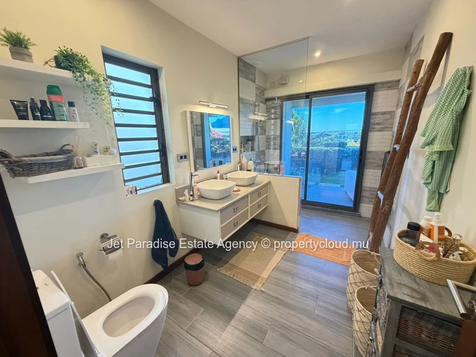 Beautiful Furnished ground floor apartment with Sea View
