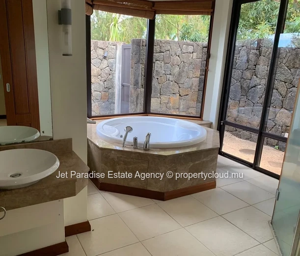 Villa with 4 Bedrooms, Pool & Parking (Furnished & Equipped)