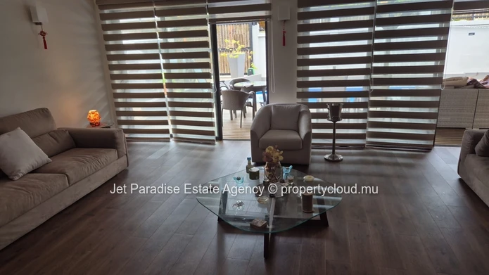 Maison à Flic en Flac, 384m², terrain 459m², 3 chambres, piscine privée, proche écoles, arrêt de bus, hôpital et comm...