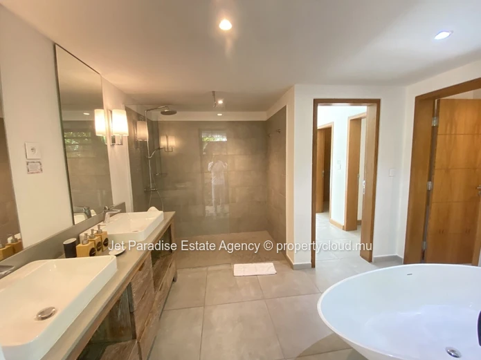 Villa à vendre à Tamarin, 646m² habitables, terrain de 372m², 3 chambres, piscine privée, vue montagne, proche commod...