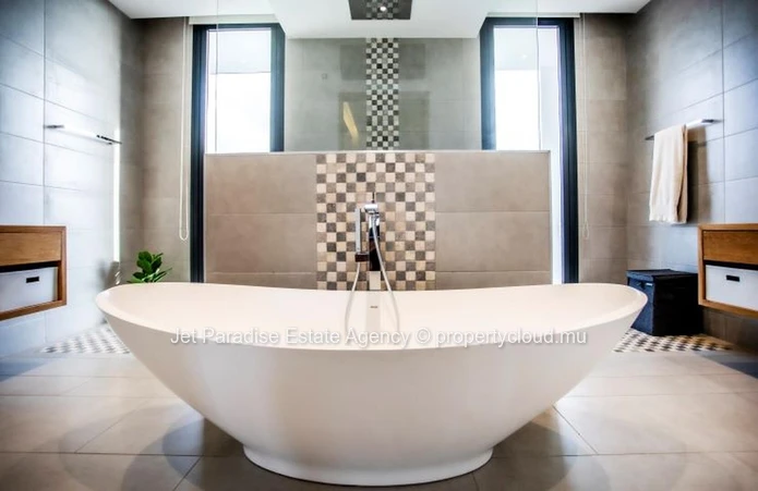 Villa à vendre à Tamarin, 1331m² habitables, 2500m² de terrain, 5 chambres, vue montagne, piscine, haute efficience é...