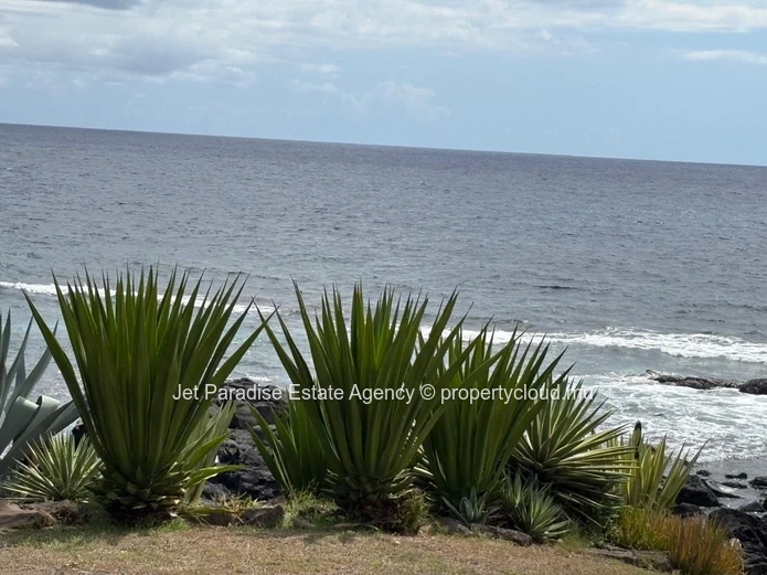 Seafront 2-Bedroom Apartment 