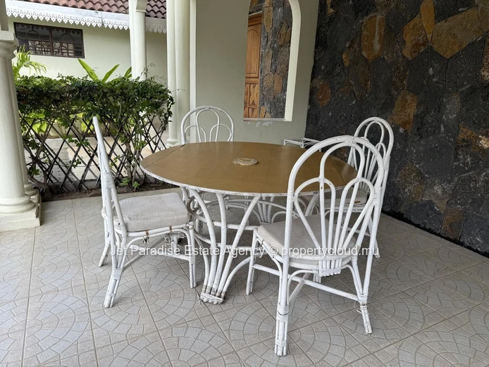 Maison à vendre à Flic en Flac, 300m², 5 chambres, bureau, piscine privée, accès mer, proche des commerces, Rs 16M.