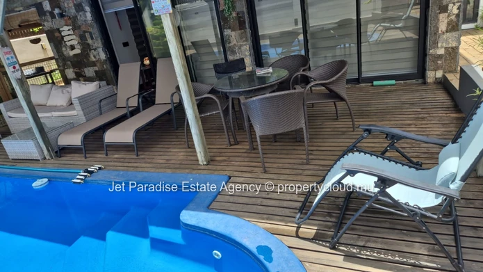 Maison à Flic en Flac, 384m², terrain 459m², 3 chambres, piscine privée, proche écoles, arrêt de bus, hôpital et comm...