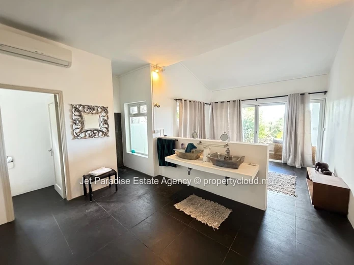 Modern Villa of 4 Bedrooms and pool