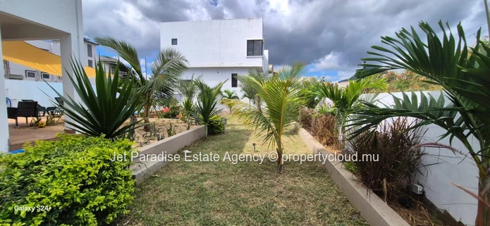 Pet friendly house with swimming pool and garden