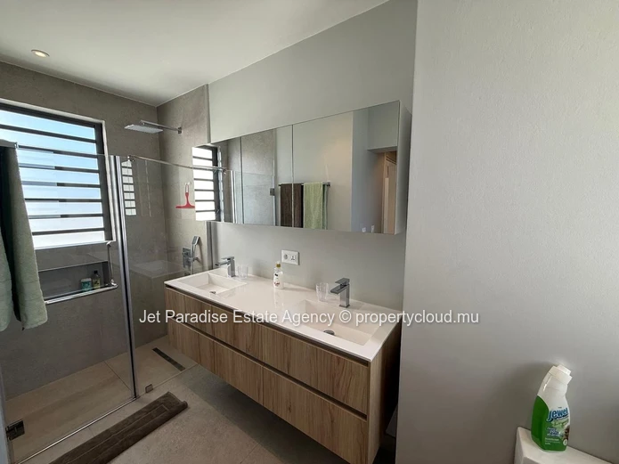 Superbe Appartement Meublé de 3 Chambres en Suite