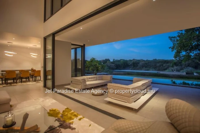 Villa à vendre à Tamarin, 1331m² habitables, 2500m² de terrain, 5 chambres, vue montagne, piscine, haute efficience é...