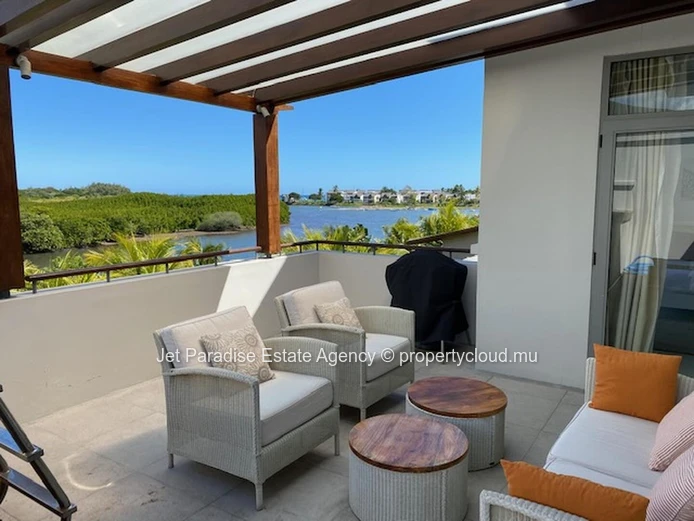 Penthouse RES à vendre à Rivière Noire, 150m², 2 chambres, piscine privée, vue mer, montagne, tennis, gym, proche com...