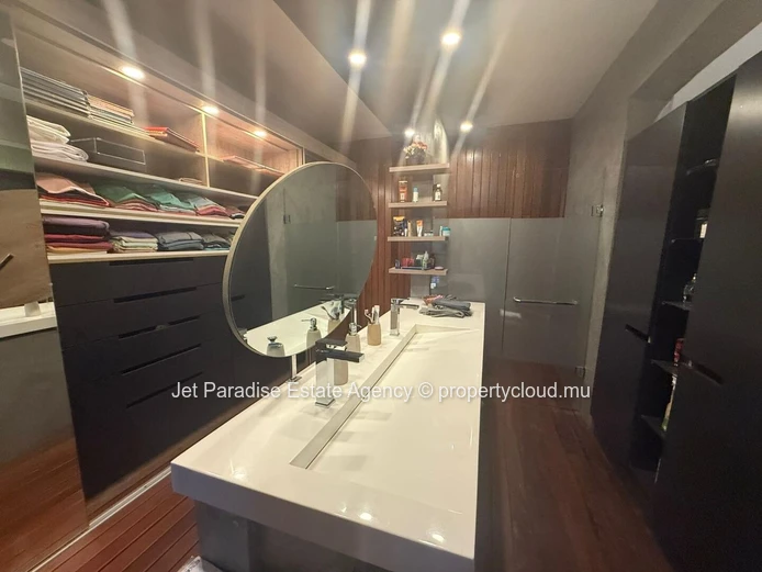 Maison à vendre à Tamarin, 4 chambres, piscine privée, vue mer et montagne, meublé, Rs 50M.