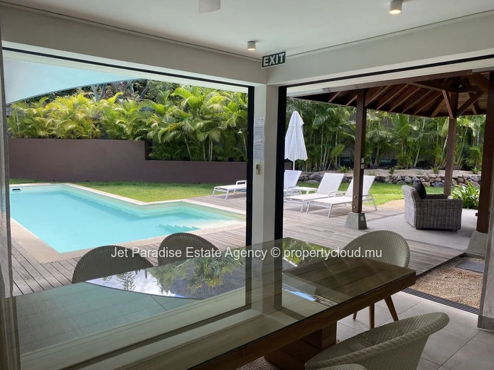 Villa à vendre à Tamarin, 646m² habitables, terrain de 372m², 3 chambres, piscine privée, vue montagne, proche commod...