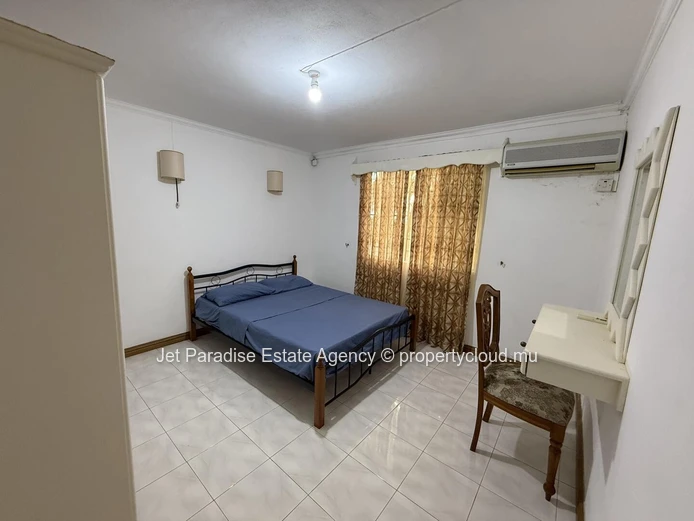 Maison à vendre à Flic en Flac, 300m², 5 chambres, bureau, piscine privée, accès mer, proche des commerces, Rs 16M.