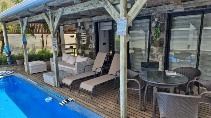 Maison à Flic en Flac, 384m², terrain 459m², 3 chambres, piscine privée, proche écoles, arrêt de bus, hôpital et comm...