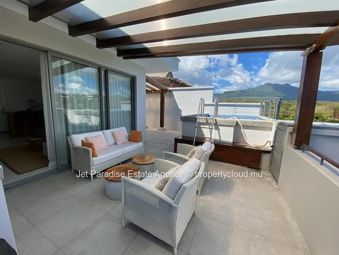 Penthouse RES à vendre à Rivière Noire, 150m², 2 chambres, piscine privée, vue mer, montagne, tennis, gym, proche com...