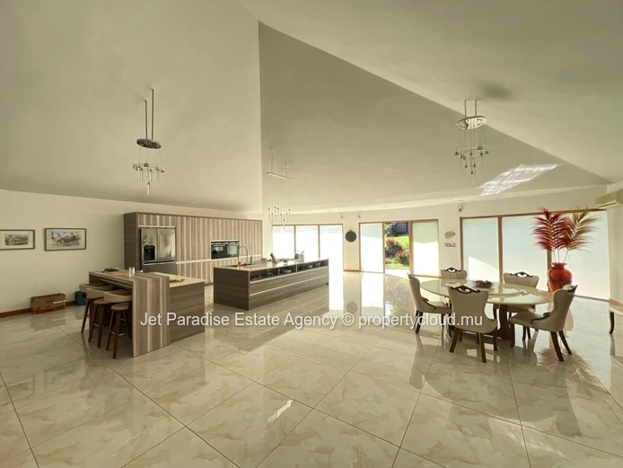 Luxurious Villa with Mountain Views in Tamarin - 434m² Living Area, Private Pool, Fully Furnished - Rs 55M