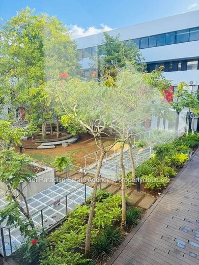 Bureau à louer à Ebène, 63m², accès handicapé, parking, meublé, climatisé.