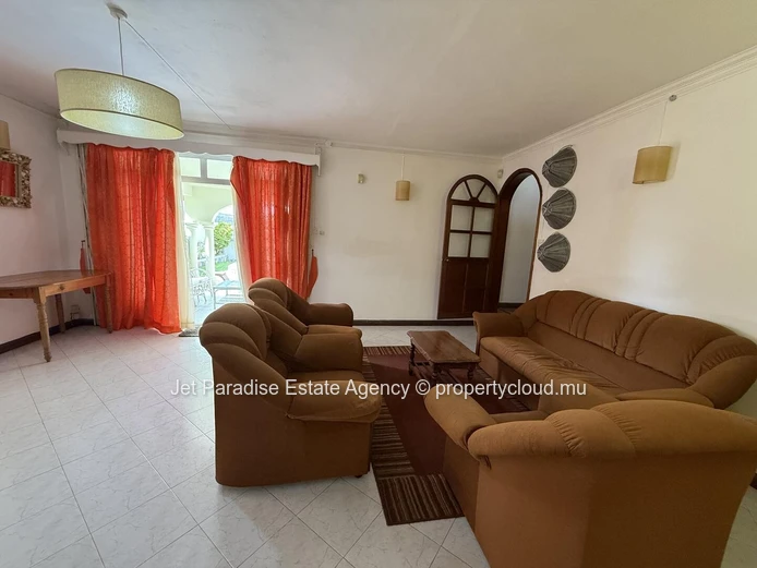Maison à vendre à Flic en Flac, 300m², 5 chambres, bureau, piscine privée, accès mer, proche des commerces, Rs 16M.
