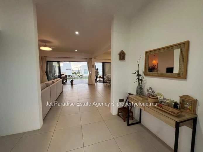Maison à vendre à Flic en Flac, 220m² habitables, terrain de 504m², 3 chambres, piscine privée.