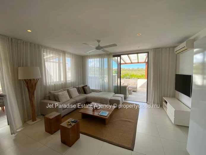 Penthouse RES à vendre à Rivière Noire, 150m², 2 chambres, piscine privée, vue mer, montagne, tennis, gym, proche com...