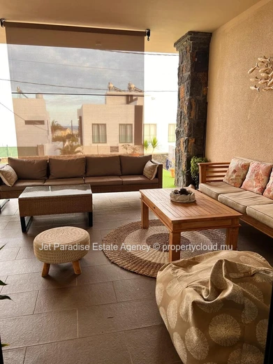 Maison à vendre à Flic en Flac, 220m² habitables, terrain de 504m², 3 chambres, piscine privée.