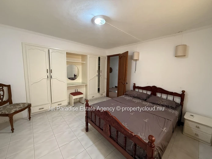 Maison à vendre à Flic en Flac, 300m², 5 chambres, bureau, piscine privée, accès mer, proche des commerces, Rs 16M.