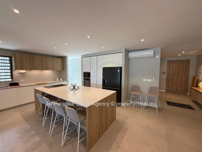 Superbe Appartement Meublé de 3 Chambres en Suite