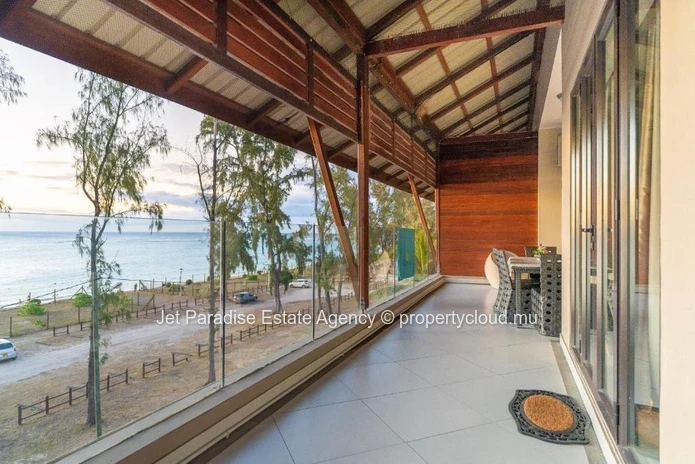Spacious 3-Bedroom Flat with Sea View Balcony