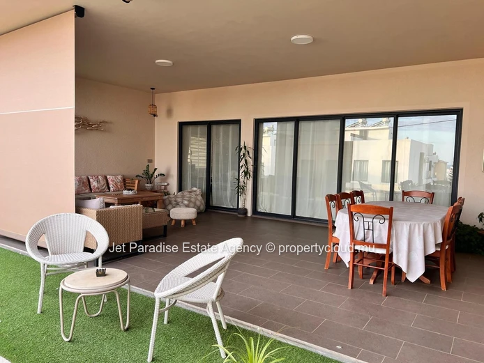 Maison à vendre à Flic en Flac, 220m² habitables, terrain de 504m², 3 chambres, piscine privée.
