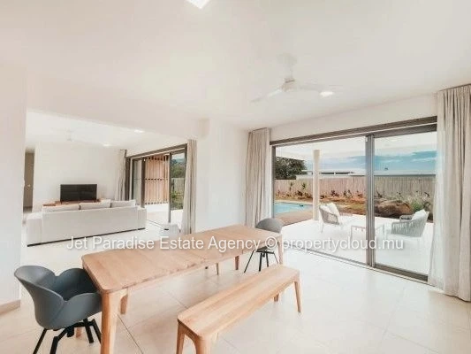 Maison à vendre à Tamarin. 250m² habitables sur un terrain de 350m².