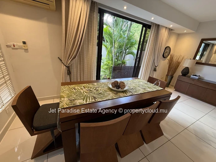 Maison à vendre à Rivière Noire - Black River, 210m², 4 chambres en suite, piscine privée, proche écoles, arrêt de bu...