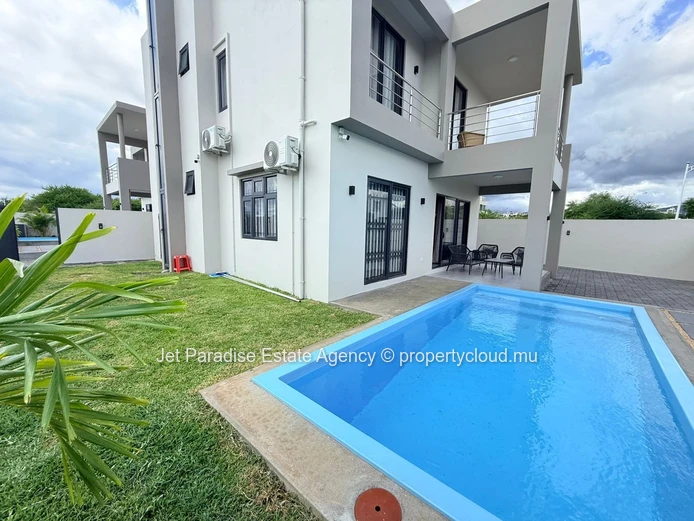 Newly built 4 bedrooms house with private swimming pool and Garden