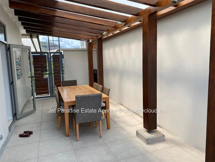 Penthouse RES à vendre à Rivière Noire, 150m², 2 chambres, piscine privée, vue mer, montagne, tennis, gym, proche com...
