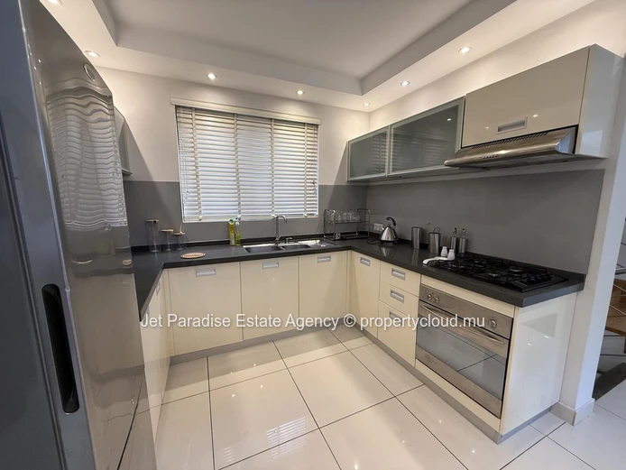 Maison à vendre à Rivière Noire - Black River, 210m², 4 chambres en suite, piscine privée, proche écoles, arrêt de bu...