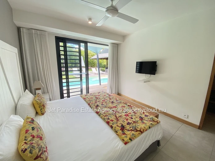 Villa à vendre à Tamarin, 646m² habitables, terrain de 372m², 3 chambres, piscine privée, vue montagne, proche commod...