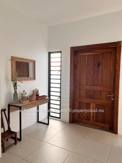 Maison à vendre à Flic en Flac, 220m² habitables, terrain de 504m², 3 chambres, piscine privée.