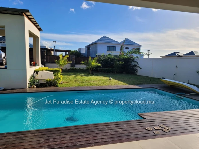 Modern Villa of 4 Bedrooms– Gated Community in Flic en Flac