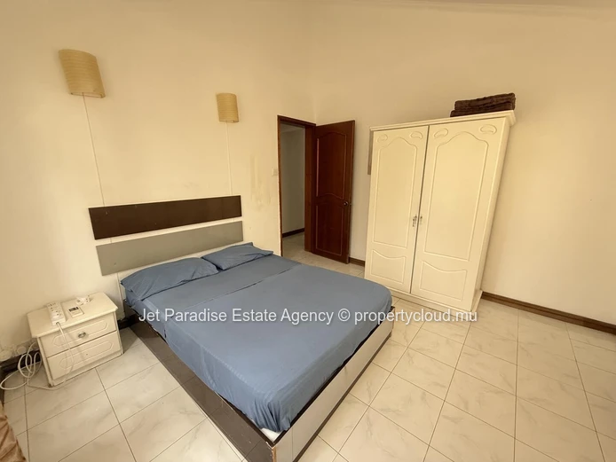 Maison à vendre à Flic en Flac, 300m², 5 chambres, bureau, piscine privée, accès mer, proche des commerces, Rs 16M.