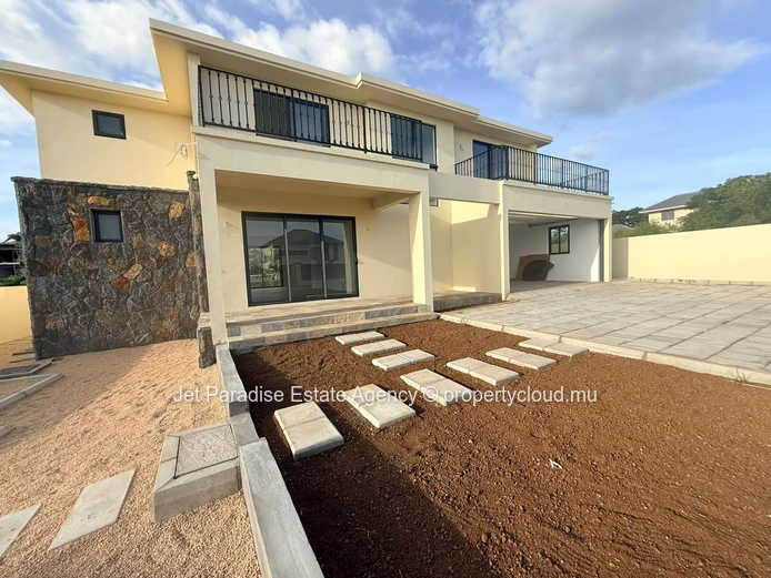 Modern Villa of 4 Bedrooms– Gated Community in Flic en Flac