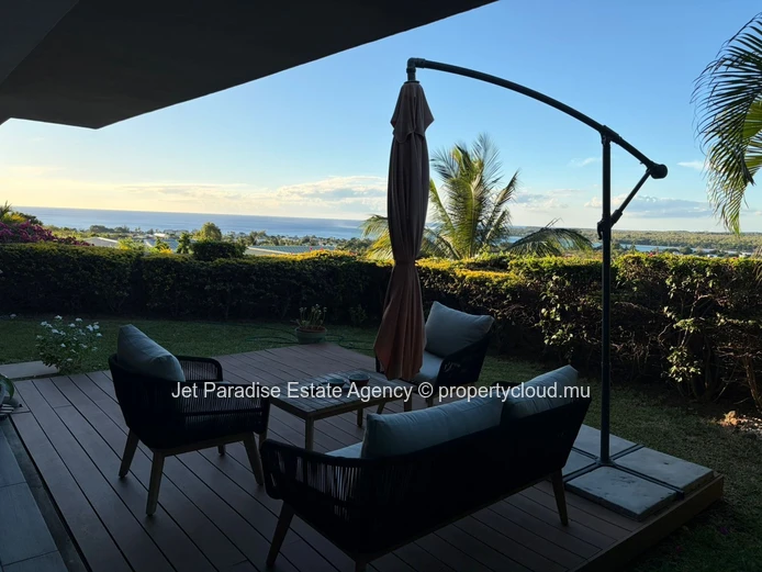 Beautiful Furnished ground floor apartment with Sea View