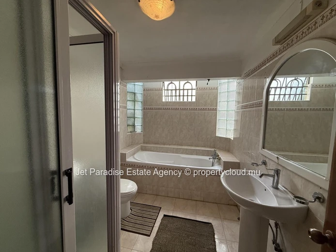 Maison à vendre à Flic en Flac, 300m², 5 chambres, bureau, piscine privée, accès mer, proche des commerces, Rs 16M.