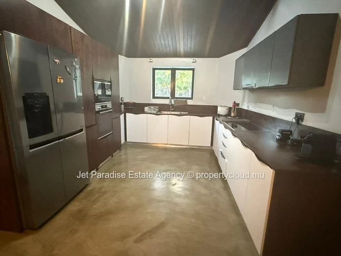Maison à vendre à Tamarin, 4 chambres, piscine privée, vue mer et montagne, meublé, Rs 50M.