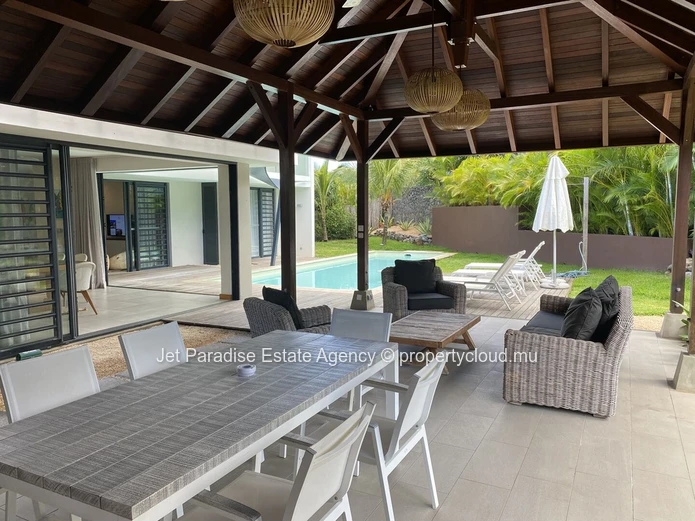 Villa à vendre à Tamarin, 646m² habitables, terrain de 372m², 3 chambres, piscine privée, vue montagne, proche commod...