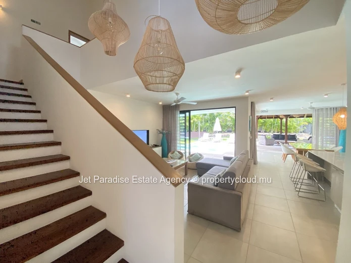 Villa à vendre à Tamarin, 646m² habitables, terrain de 372m², 3 chambres, piscine privée, vue montagne, proche commod...