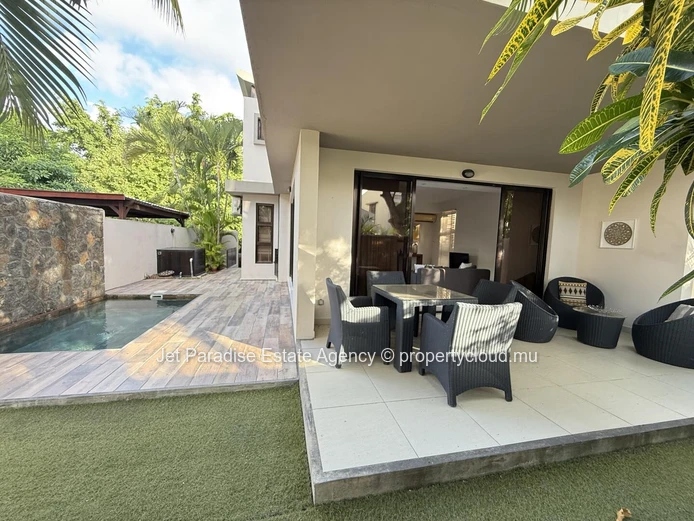 Maison à vendre à Rivière Noire - Black River, 210m², 4 chambres en suite, piscine privée, proche écoles, arrêt de bu...