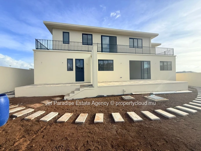 Modern Villa of 4 Bedrooms– Gated Community in Flic en Flac