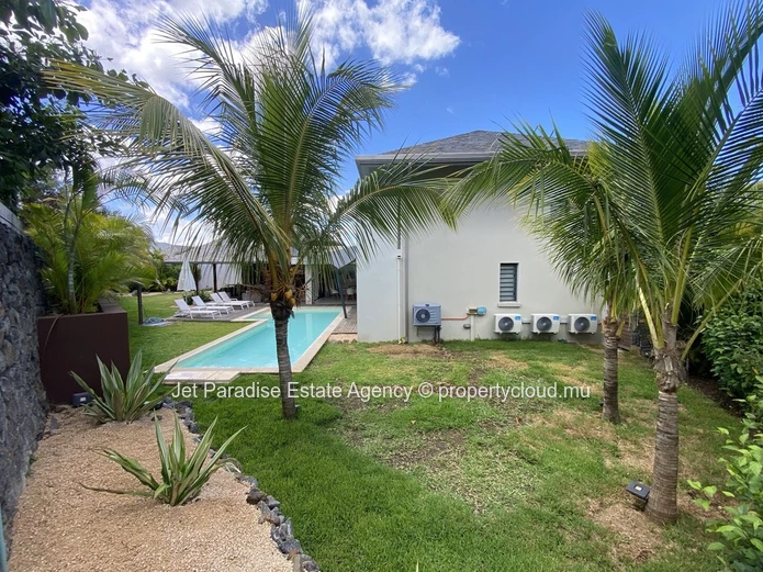 Villa à vendre à Tamarin, 646m² habitables, terrain de 372m², 3 chambres, piscine privée, vue montagne, proche commod...