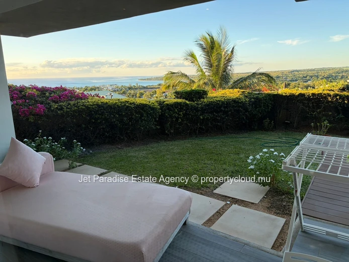 Beautiful Furnished ground floor apartment with Sea View