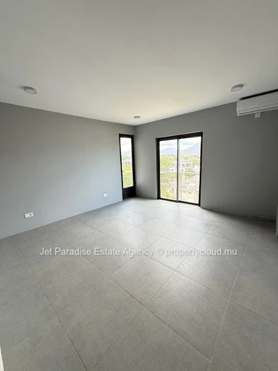 REZ+2 à vendre à Flic en Flac, 166m², 3 chambres, piscine commune, vue mer et montagne, proche des commerces, garage,...