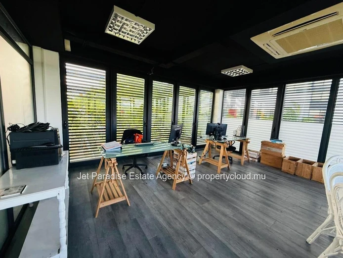 Bureau à louer à Ebène, 63m², accès handicapé, parking, meublé, climatisé.